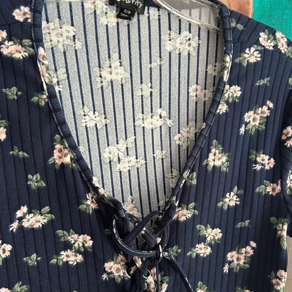 Justify Navy Floral Short Sleeve Top Small - Picture 2 of 9